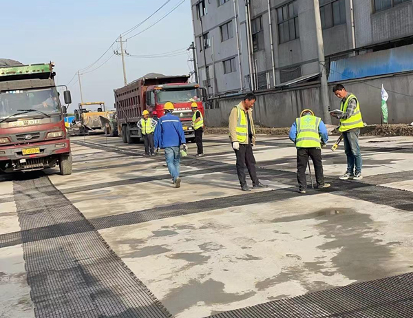 古田老材料的新故事：玻璃纤维土工格栅如何在‘白改黑’浪潮中重获新生？